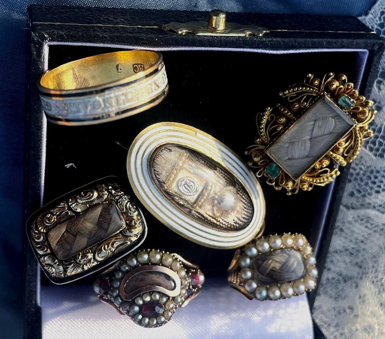 Broche relicario de luto georgiano antiguo del siglo XVIII en oro con esmalte blanco, perla, cabello y motivo de urna.