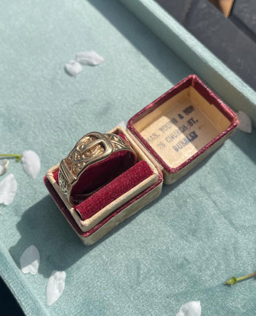 El anillo Marjorie ~ Hebilla romántica antigua de principios a mediados del siglo XX, de oro de 9 quilates, con inscripción/grabado.