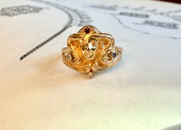 Anillo de mujer con cabeza de diosa, rubí antiguo y diamantes, Art Nouveau, oro amarillo de 10 quilates.