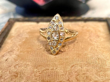 La Dama Gris ~ Anillo de vestir tipo navette antiguo de oro y diamantes talla rosa de la época victoriana