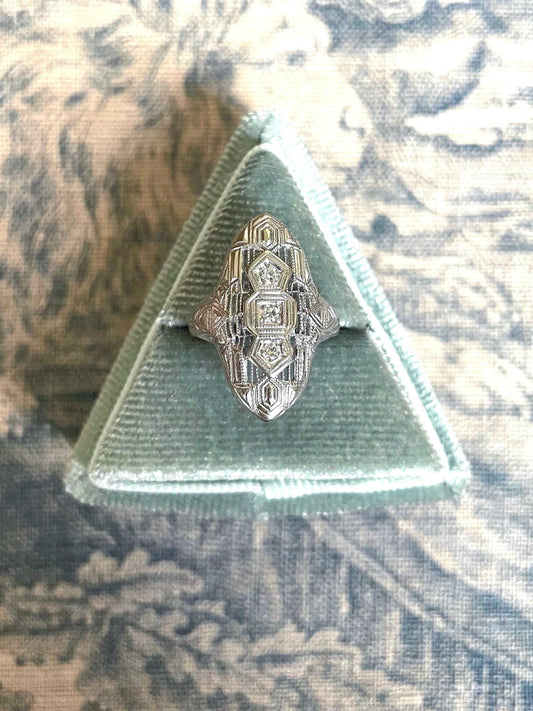 The Elsie ~ Bague ancienne Art déco des années 1920 en or blanc 14 carats et diamants