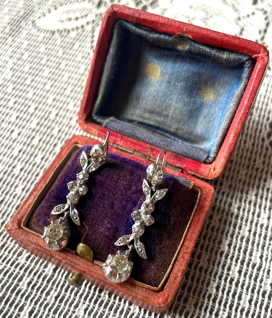 The Belles ~ Pendientes colgantes antiguos de plata georgiana con diamantes de imitación.