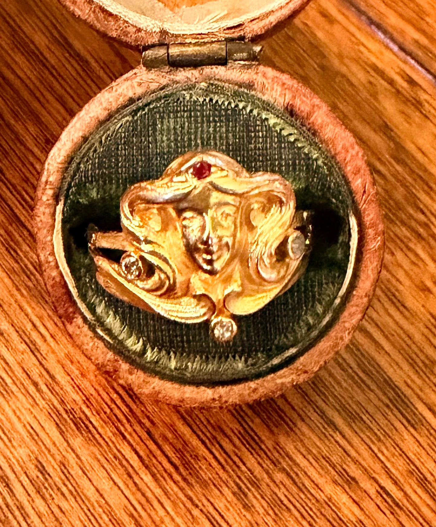 Anillo de mujer con cabeza de diosa, rubí antiguo y diamantes, Art Nouveau, oro amarillo de 10 quilates.