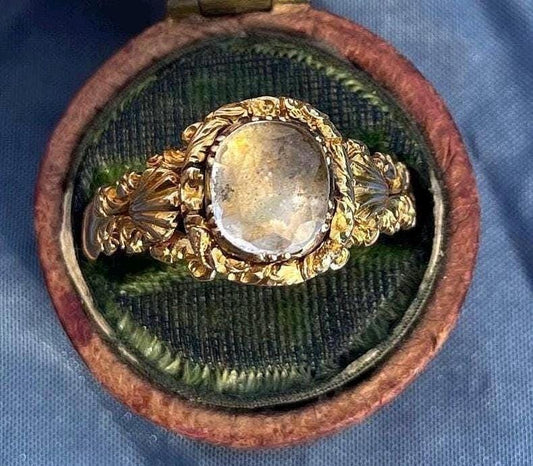 Georgiana ~ Impresionante anillo georgiano de cristal de roca - Extraordinario anillo antiguo del siglo XVIII en oro de 14k con ornamentación, talla 9.