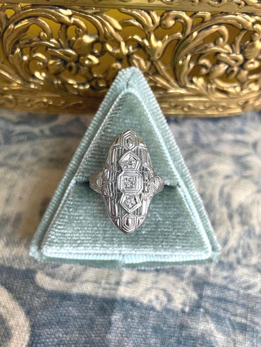 The Elsie ~ Bague ancienne Art déco des années 1920 en or blanc 14 carats et diamants