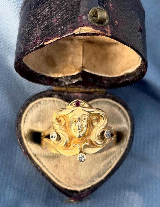 Anillo de mujer con cabeza de diosa, rubí antiguo y diamantes, Art Nouveau, oro amarillo de 10 quilates.