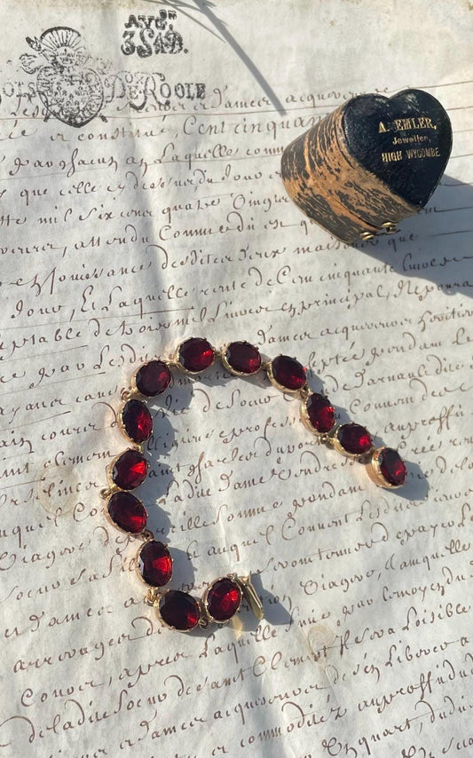 Pulsera Hester ~ Antigua de finales del período Georgiano, con engaste plano y parte trasera de lámina, pasta de granate y baño de oro.