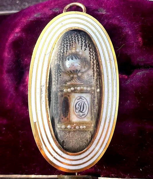 Broche relicario de luto georgiano antiguo del siglo XVIII en oro con esmalte blanco, perla, cabello y motivo de urna.