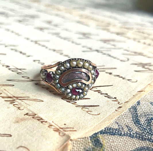 Anillo de luto georgiano antiguo - Anillo de color dorado de principios del siglo XIX con perlas, cabello, gemas e inscripción.