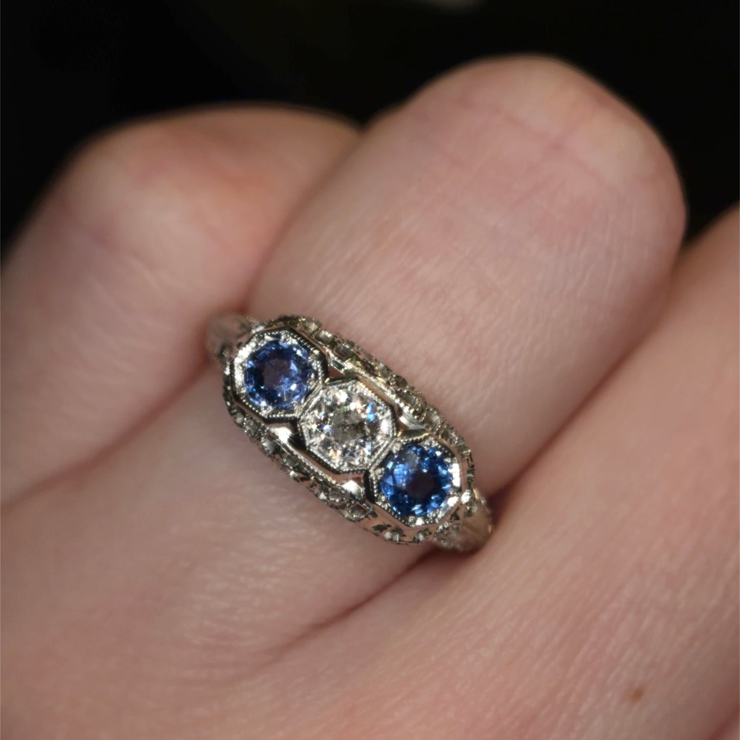 Art Deco Periwinkle Sapphire & Diamond 18k Gold Band Ring