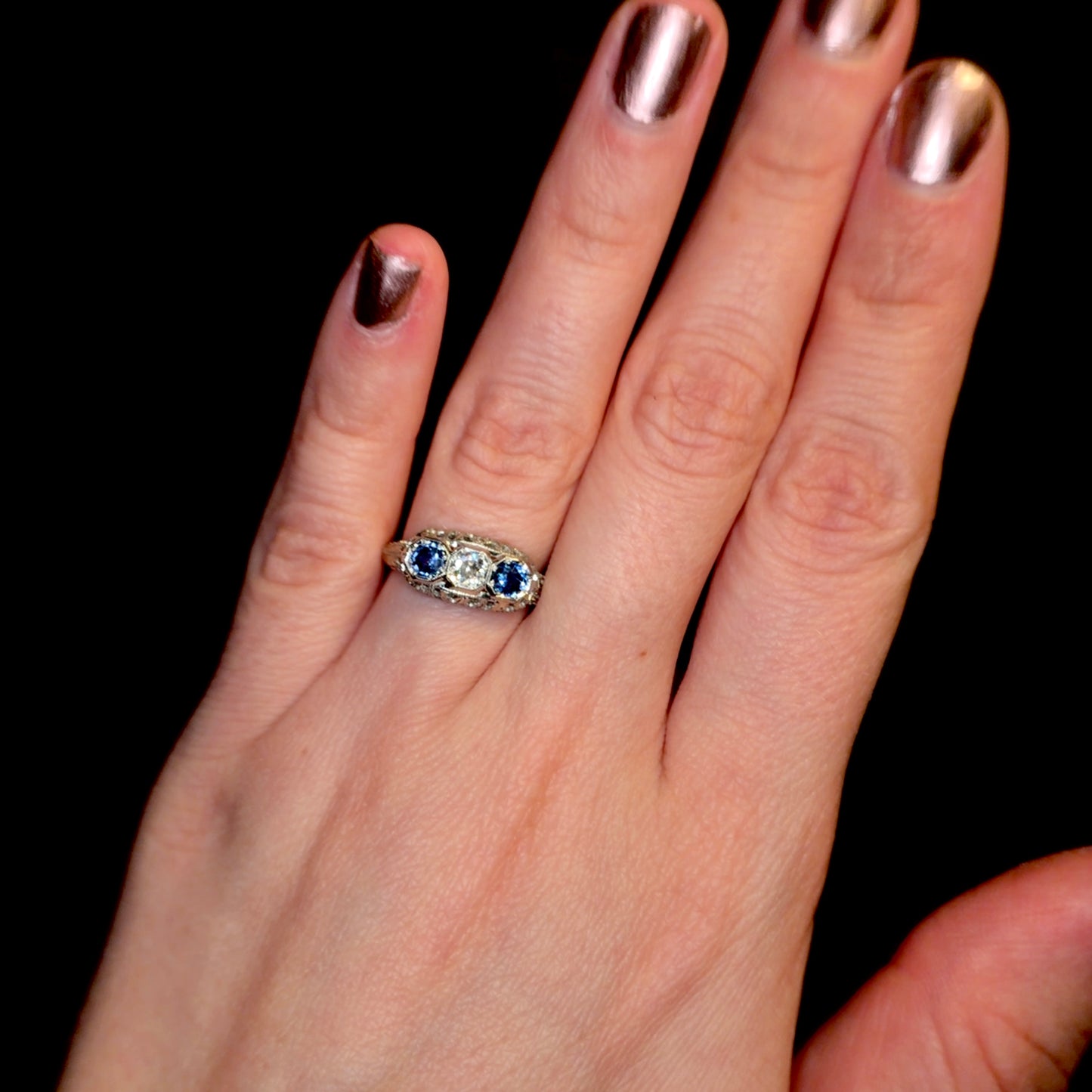 Art Deco Periwinkle Sapphire & Diamond 18k Gold Band Ring