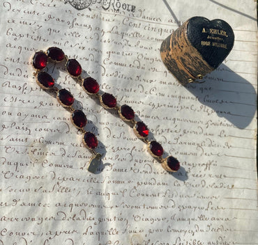 Pulsera Hester ~ Antigua de finales del período Georgiano, con engaste plano y parte trasera de lámina, pasta de granate y baño de oro.