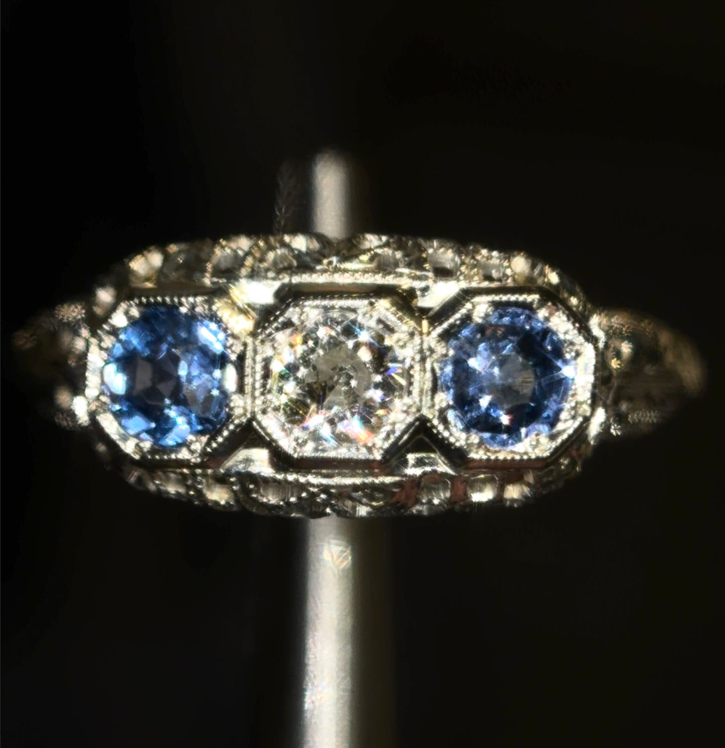 Art Deco Periwinkle Sapphire & Diamond 18k Gold Band Ring