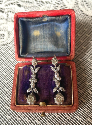 Les Belles ~ Boucles d'oreilles pendantantes en argent géorgien antique avec pastilles de diamants