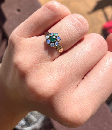 La Victoria ~ Bague vintage d'époque victorienne en or 9 carats avec émeraude et opale, style bouquet.