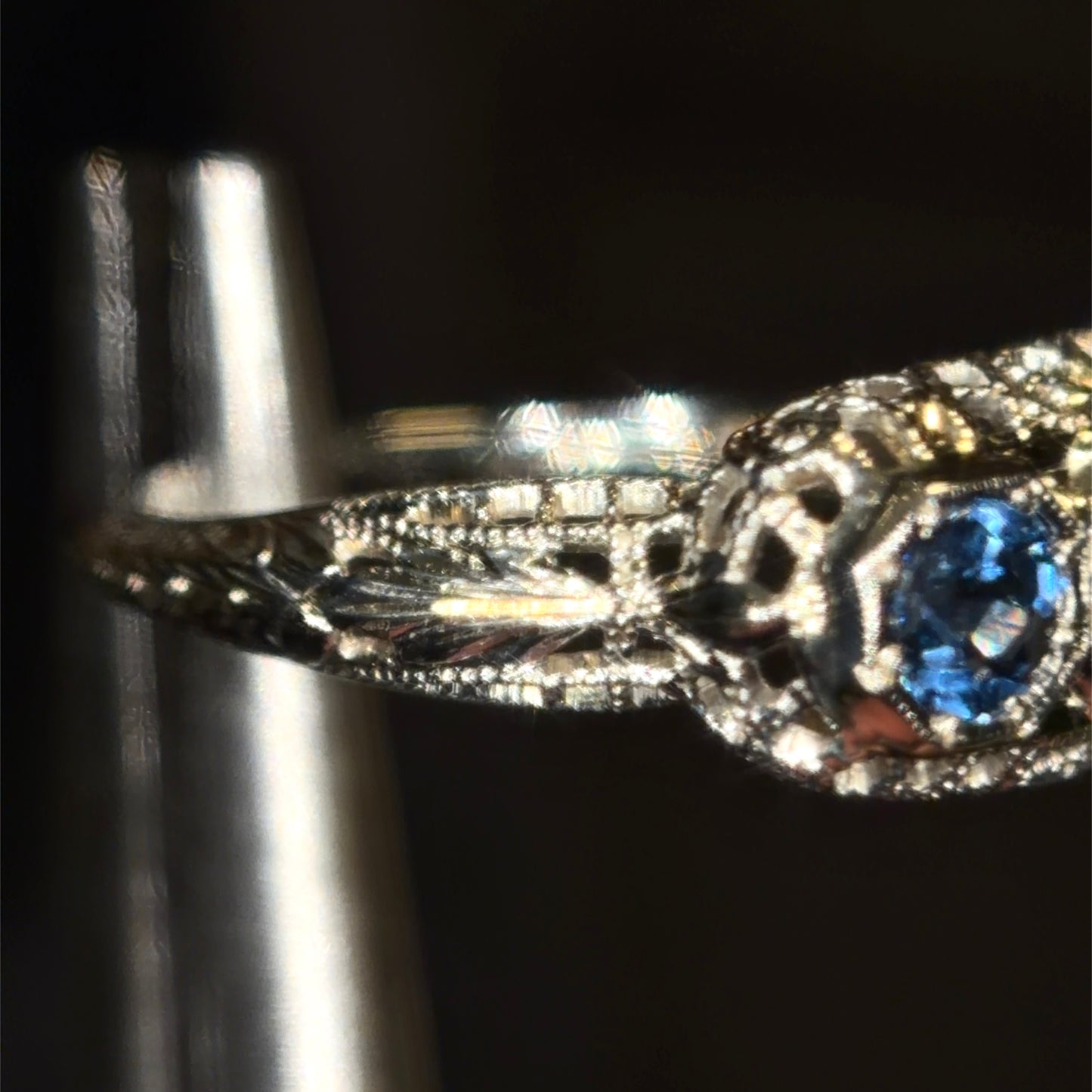 Art Deco Periwinkle Sapphire & Diamond 18k Gold Band Ring