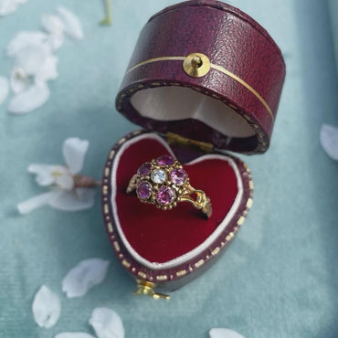 La Flora ~ Bague vintage en or jaune 18 carats, style antique victorien, avec rubis et diamants à taille ronde, en forme de grappe.