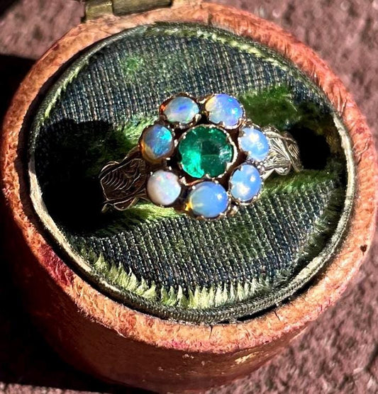 Anillo Victoria ~ Antiguo anillo victoriano de oro de 9 quilates con esmeraldas y ópalos en racimo.