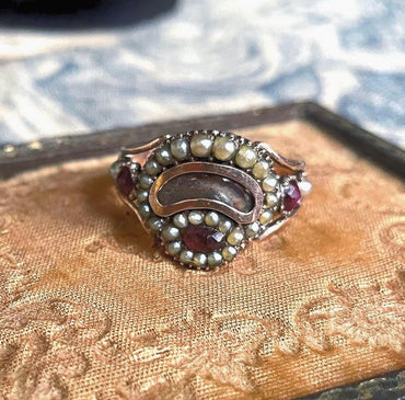 Anillo de luto georgiano antiguo - Anillo de color dorado de principios del siglo XIX con perlas, cabello, gemas e inscripción.